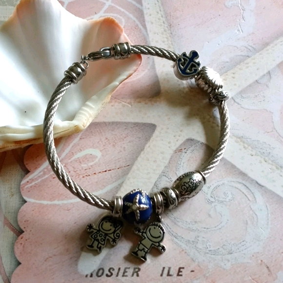 🖤💙 MOVING SALE!!!                Hallmark Celebrate Life Charm Bracelet - Picture 1 of 4